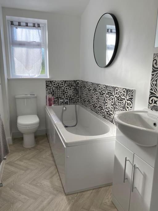 South - Garden, Views, Parking, Dogs, Cheshire, Walks, Family Holiday home *